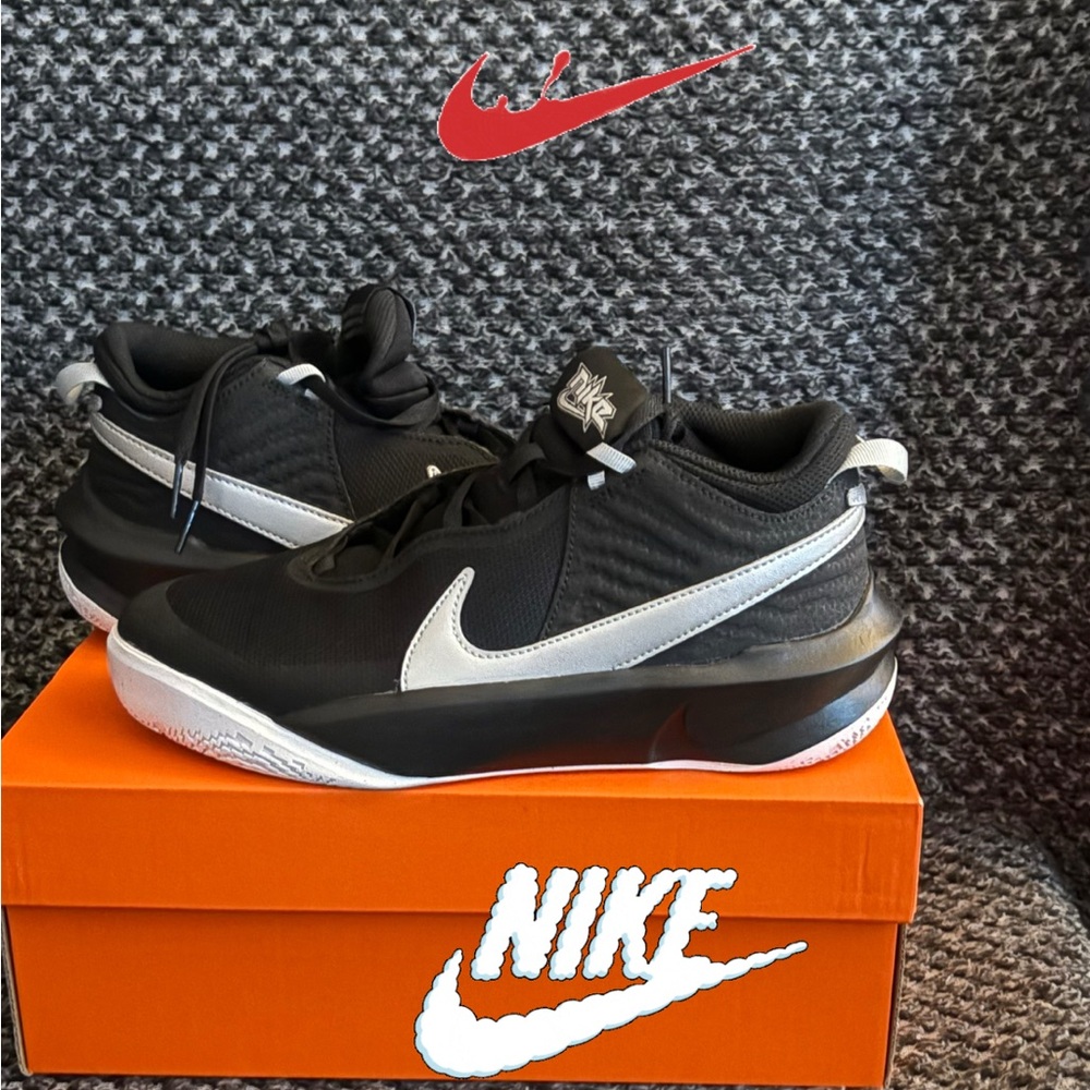 Nike Black and White Patterned Sole Sneakers Youth size 6. Women's size 8